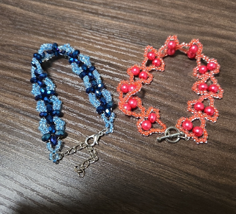Elegant Floral Beaded Bracelet Set - Red and Blue - Picture 3 of 3